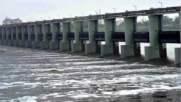 અમદાવાદ જિલ્લાના ગ્રામ્ય વિસ્તારોમાં વાવાઝોડાની અસર શરૂ અમદાવાદ જિલ્લાના ગ્રામ્ય વિસ્તારોમાં વાવાઝોડાની અસર શરૂ