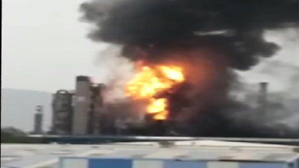 આંધ્ર પ્રદેશઃ વિશાખાપટ્ટનમના HPCL પ્લાન્ટમાં લાગી ભીષણ આગ, ફાયર બ્રિગેડ ઘટના સ્થળે હાજર