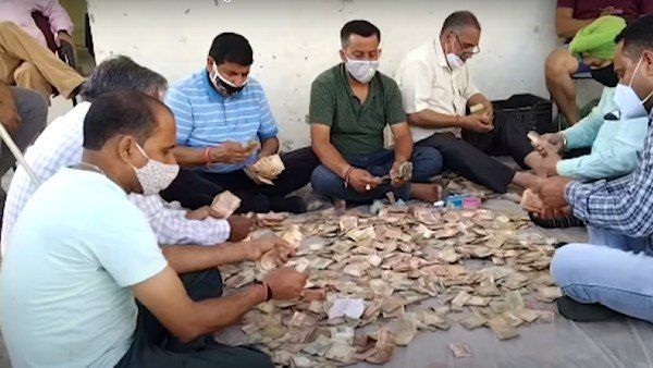 30 વર્ષથી ભીખ માંગતી મહિલા નિકળી લાખોપતિ, ઝુંપડીમાંથી મળેલ નોટો ગણવામાં લાગ્યા કલાકો