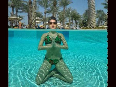 સ્વિમિંગ પૂલમાં યોગ