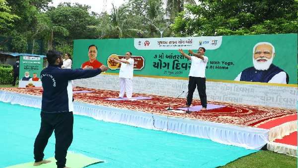 મુખ્યમંત્રી વિજય રૂપાણીએ કર્યા યોગ