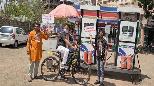 પેટ્રોલ- ડીઝલના વધતા ભાવને લઈ રાજકોટ, કેશોદ, ગાંધીનગરમાં કોંગ્રેસનો હલ્લાબોલ