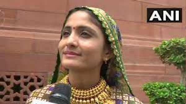 લોકગાયિકા ગીતા રબારી સામે નોંધાયો કેસ, 250 લોકોની હાજરીમાં બોલાવી હતી ડાયરાની રમઝટ