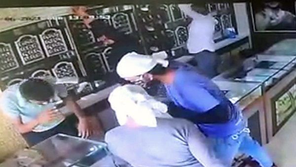 લૂંટવાનો પ્લાન બનાવ્યો લૂંટવાનો પ્લાન બનાવ્યો