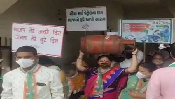 હિંમતનગર: મોંઘવારીના વિરોધમાં કોંગ્રેસના મહિલા મોર્ચાએ કર્યુ વિરોધ પ્રદર્શન