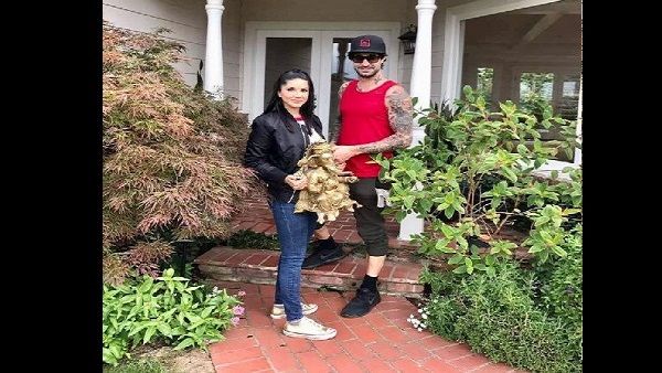 આઉટડોરમાં ફેમિલિ સ્વિમિંગ પુલ