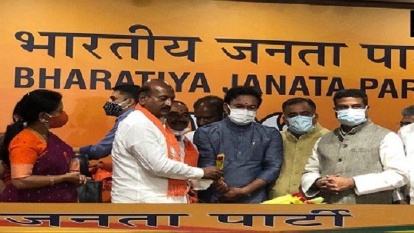 તેલંગણાના પૂર્વમંત્રી ઇટાલા રાજેન્દ્રએ પકડ્યો બીજેપીનો હાથ, બે કેન્દ્રીય મંત્રીઓએ અપાવ્યુ સભ્યપદ