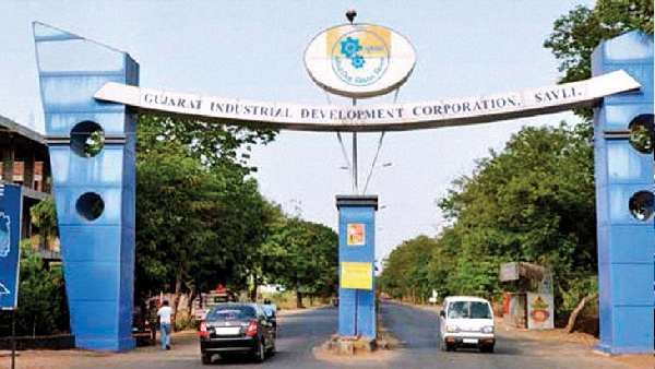 અમદાવાદ જીઆઈડીસી ફેઝ 4માં ગેસ લીકેજથી લોકોમાં નાસભાગ, 2 વ્યક્તિને હોસ્પિટલમાં ખસેડાયા