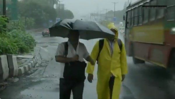Video: મુંબઈમાં થયો ચોમાસાનો પહેલો વરસાદ, 13 રાજ્યોમાં યલો અપાયુ એલર્ટ