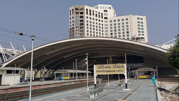 ગાંધીનગરમાં રેલવે સ્ટેશનને 71 કરોડ રૂપિયાના ખર્ચે નવુ રૂપ આપવામાં આવ્યુ 