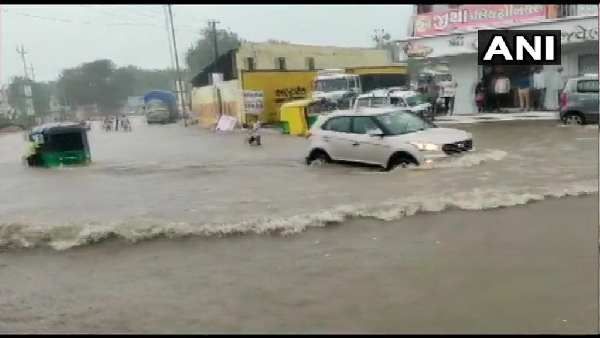 સતત વરસાદના કારણે વાહન વ્યવહાર બંધ