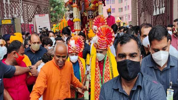 ચુસ્ત પોલિસ બંદોબસ્ત વચ્ચે નીકળી રથયાત્રા ચુસ્ત પોલિસ બંદોબસ્ત વચ્ચે નીકળી રથયાત્રા