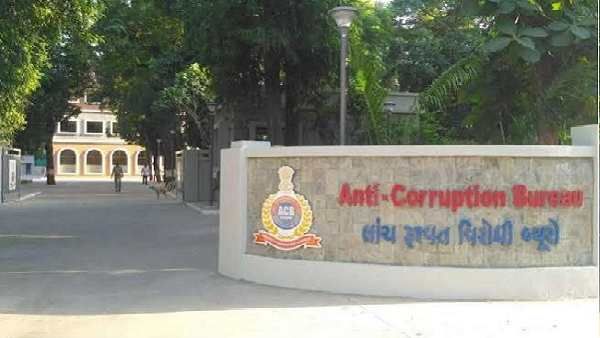 સમગ્ર શિક્ષા અભિયાન સ્ટેટ પ્રોજેક્ટ એન્જિનિયર 1.21 લાખની લાંચ લેતા રંગેહાથ ઝડપાયો