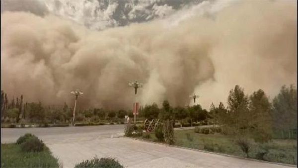 રેતીલા તોફાનને કારણે રસ્તા બંધ કરાયા રેતીલા તોફાનને કારણે રસ્તા બંધ કરાયા