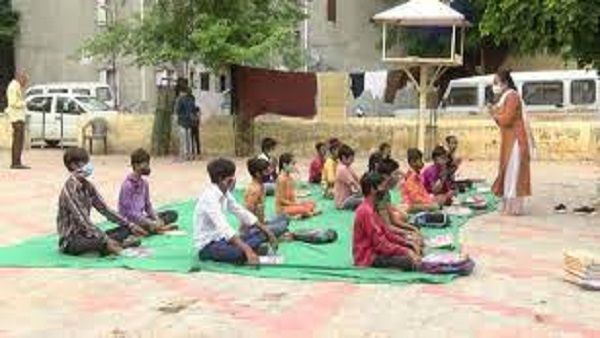 ગુજરાત: સ્કુલો બંધ થતા બગીચામાં લીધી ક્લાસ, ગરીબ બાળકોની ફેવરીટ શિક્ષક બની