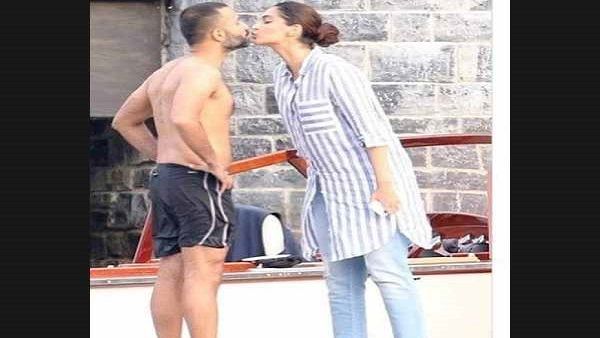 એફિલ ટાવરની સામે પ્રપોઝ એફિલ ટાવરની સામે પ્રપોઝ