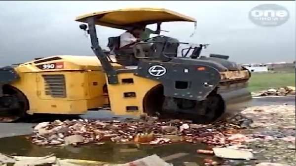 ડીસામાં દારૂની નદી વહી, પોલિસે એક વર્ષમાં ઝડપાયેલી દારુની બોટલો પર બુલડોઝર ફેરવ્યુ