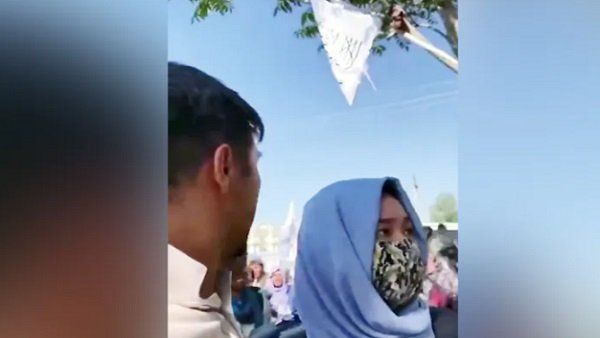 તાલિબાનની ક્રુરતાનો વીડિયો આવ્યો સામે, કાબુલ એરપોર્ટ પર જતા કપલને માર્યો માર