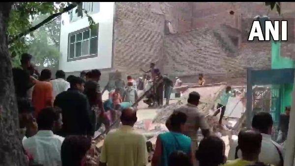 દિલ્હીમાં ત્રણ માળી બિલ્ડીંગ ધરાશાયી, ઘણા લોકો દબાયા, બચાવ કાર્ય ચાલુ