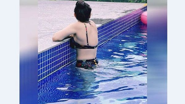 બ્લેક બિકીનીમાં કાજલ હોટ લાગી રહી છે