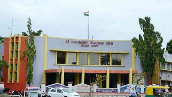 રાજકોટમાં જિલ્લામાં ચારથી વધુ લોકોને ભેગા થવા પર પ્રતિબંધ, જિલ્લા મેજીસ્ટ્રેટનું જાહેરનામું!