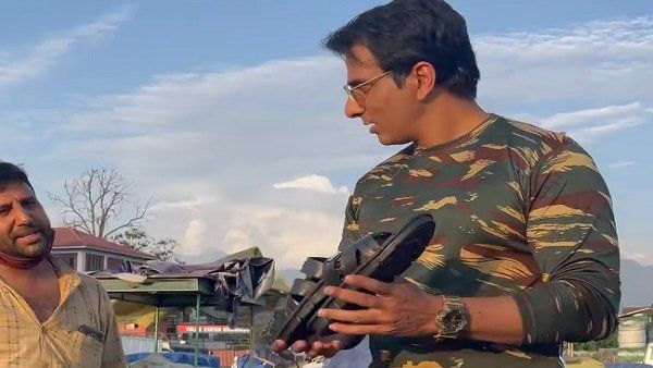 સોનુ સૂદ કહે છે, 120ના ચપ્પલ 50માં આપો