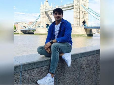 વાદળી શર્ટમાં નીરજ ચોપડા