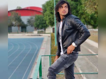 લેધર જેકેટ અને બ્લેક જીન્સમાં નીરજ ચોપડા