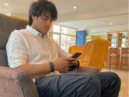 સફેદ શર્ટ અને વાદળી પેન્ટમાં સ્ટાર રમતવીર નીરજ ચોપડા