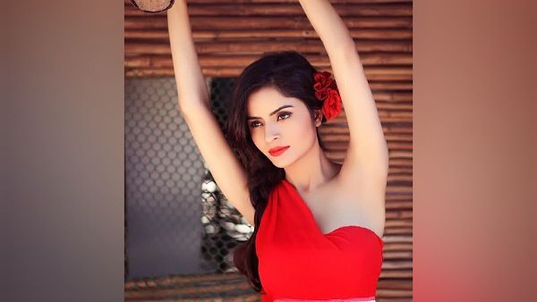 ન્યૂડ થઈ લાઈવ આવી