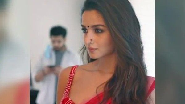 આલિયાનો ફર્સ્ટ લુક સામે આવ્યો આલિયાનો ફર્સ્ટ લુક સામે આવ્યો