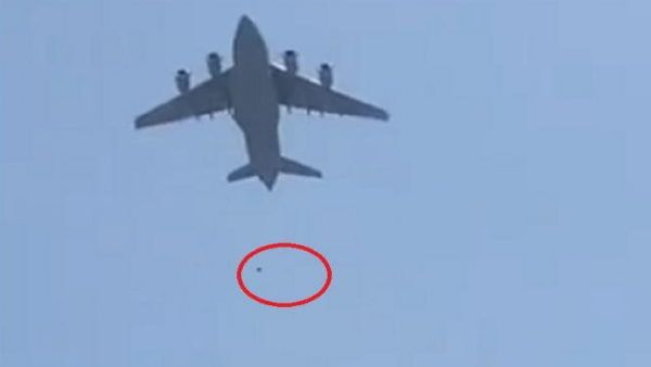 એરપોર્ટ પર અરાજકતા એરપોર્ટ પર અરાજકતા