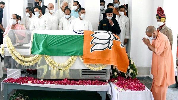 કલ્યાણ સિંહની પ્રાર્થના સભામાં રાષ્ટ્રીય ધ્વજ ઉપર બીજેપીનો ઝંડો, વિપક્ષે સાધ્યું નિશાન