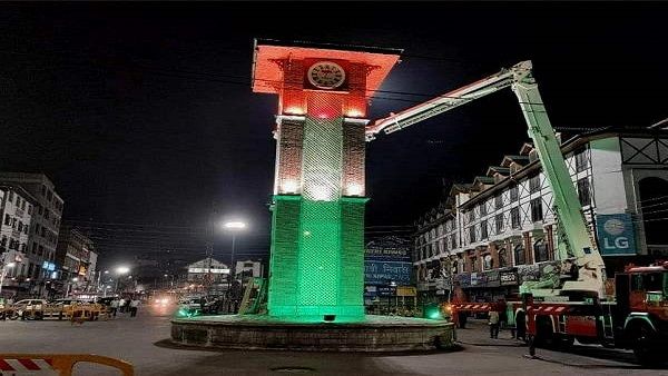 કશ્મીરના સ્વતંત્રતા દિવસનો જશ્ન, લાલ ચૌકમાં તિરંગાના રંગે રંગાયો ટાવર