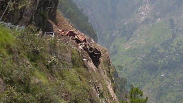 હિમાચલ પ્રદેશના કિન્નૌરમાં ભૂસ્ખલન, ટ્રક અને બસ અડફેટમાં આવી