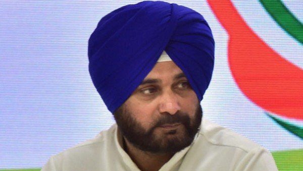 કાશ્મીર અને ઇન્દિરા ગાંધી પર વિવાદીત પોસ્ટ બદલ સિદ્ધુ પોતાના સલાહકારથી થયા નારાજ, લીધા આ પગલા