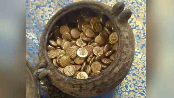 ખોદકામ દરમિયાન સિક્કાઓથી ભરેલો કળશ મળ્યો, પછી શું થ્યું?
