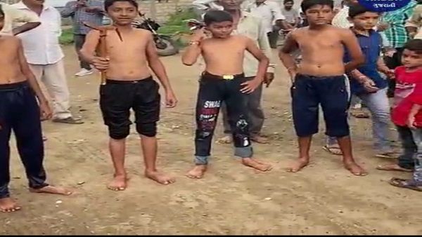 રાજકોટ: જામકંડોરણામાં જુની પરંપરા મુજબ હળ જીતવાની રમત રમાઈ, યુવાનોએ ઉત્સાહભેર લીધો ભાગ