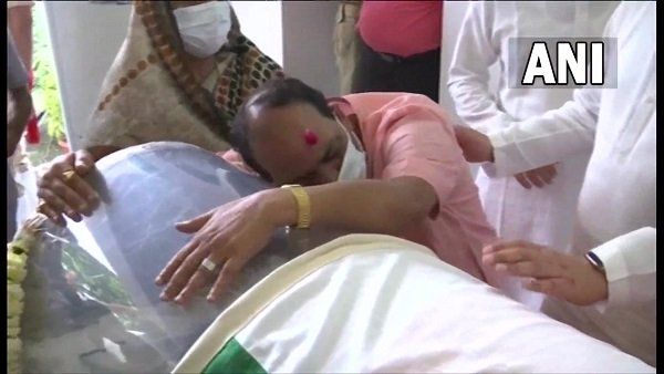 પિતા કલ્યાણ સિંહના અંતિમ દર્શન દરમિયાન ભાવુક થયા પુત્ર રાજવીર, દરેકની આંખમાં છલકાયા આંસુ