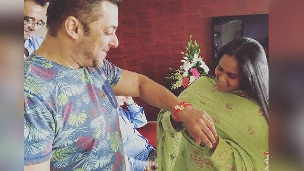 સલમાન ખાન અને અર્પિતાની રક્ષાબંધન સલમાન ખાન અને અર્પિતાની રક્ષાબંધન