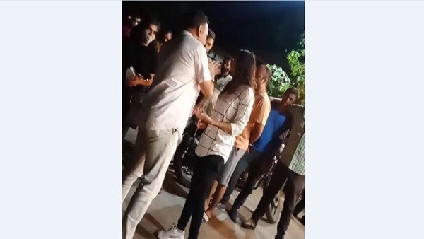 રાજકોટના કાલાવાડ રોડ પર દારૂ પીને બે યુવતીઓએ હોબાળો મચાવ્યો, વીડિયો વાયરલ!