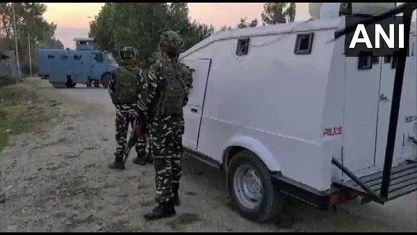 સોપોરમાં આતંકવાદીઓને સેનાએ ઘેરી, ચાલુ છે એનકાઉન્ટર