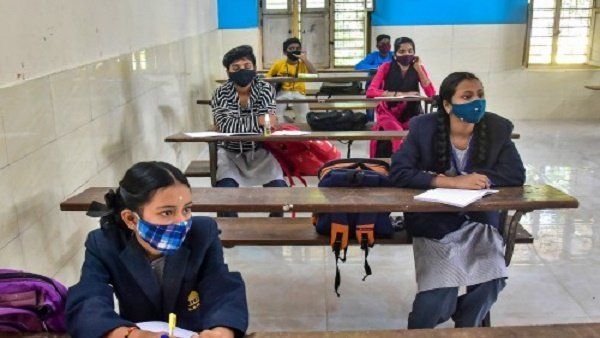 આંધ્ર પ્રદેશઃ 2 સરકારી સ્કૂલોમાં 8 છાત્રો સહિત 10 લોકો કોરોના પૉઝિટિવ, થયુ હતુ રેન્ડમ ટેસ્ટિંગ