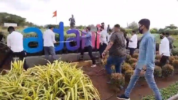 મુંબઈ એરપોર્ટ પર લાગેલા અદાણી ગ્રુપના બોર્ડને શિવસેના કાર્યકર્તાઓએ તોડ્યુ, કહ્યુ - આ સહન નહિ થાય