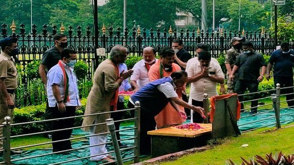 બાલાસાહેબ ઠાકરે મેમોરિયલ પર નારાયણ રાણેએ આપી શ્રદ્ધાંજલિ તો શિવસેનાએ દૂધ અને ગૌમૂત્રથી કર્યુ શુદ્ધિકરણ