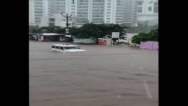 ગુજરાતમાં ઘણી જગ્યાએ પૂરની સ્થિતિ, વડોદરામાં ભારે વરસાદ, જુઓ Video
