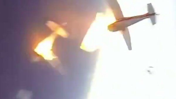 2 વિમાનો વચ્ચે હવામાં થઇ ભયંકર ટક્કર, હજારો ફુટની ઉંચાઇથી પડવા લાગ્યા યાત્રી
