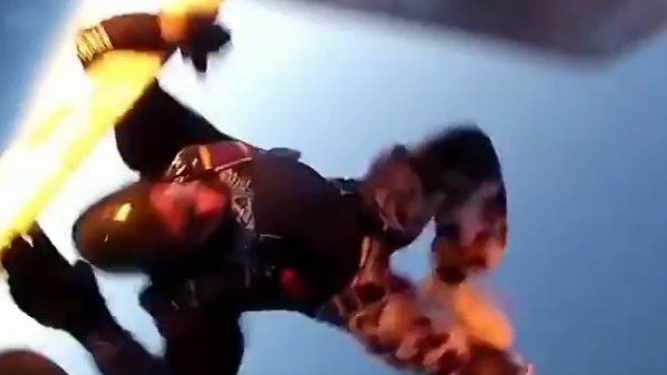 ચમત્કારી રીતે બચ્યા પાયલટ અને યાત્રી ચમત્કારી રીતે બચ્યા પાયલટ અને યાત્રી