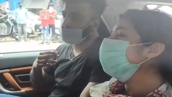 શહેનાઝ સિદ્ધાર્થને અંતિમ વિદાય આપવા આવી હતી શહેનાઝ સિદ્ધાર્થને અંતિમ વિદાય આપવા આવી હતી