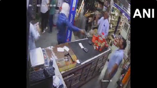દિલ્હીમાં ધોળા દિવસે 3 લોકોએ બંદુકની અણીએ દુકાનમાંથી કરી લૂંટ, સામે આવ્યો CCTV ફુટેજ